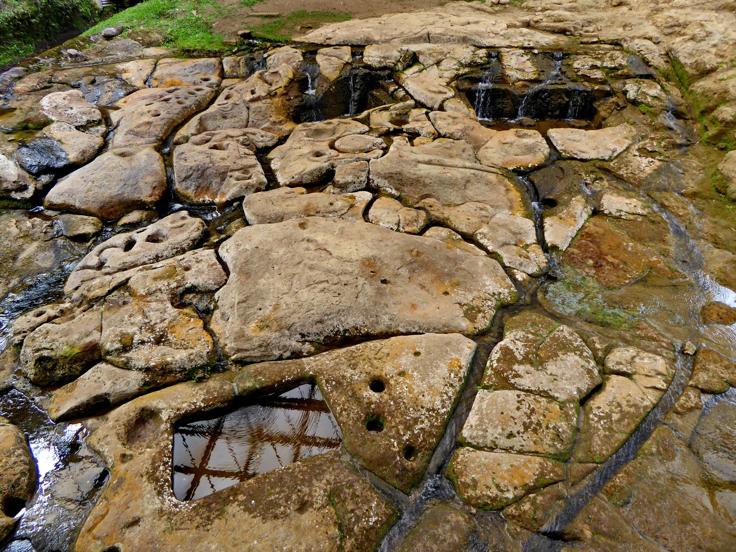 Labyrinth Fuente de Lavapas with channels and little basins